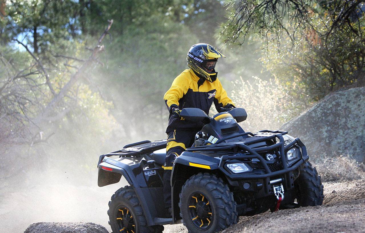 Катание по полю на квадроциклах