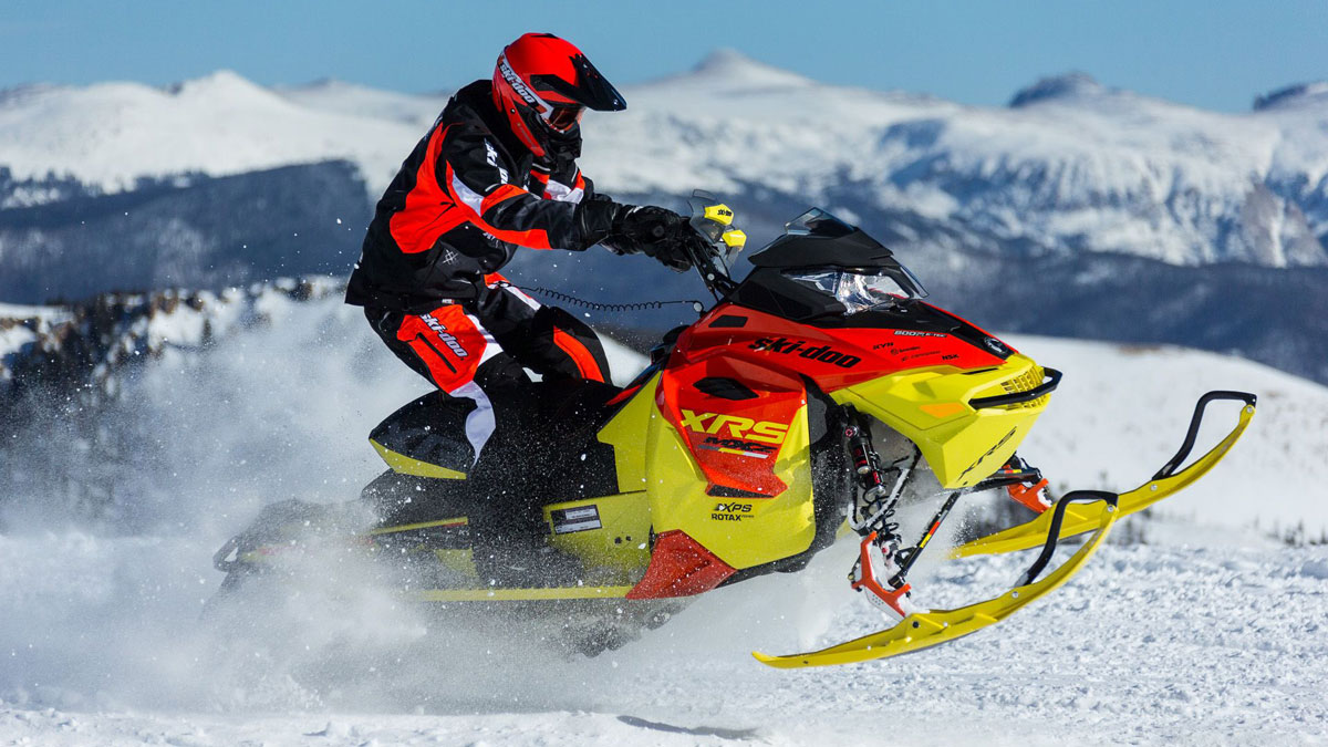 Катание по полю на квадроциклах